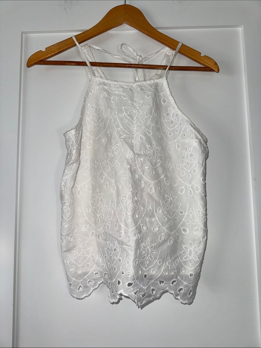 Hollister White Eyelet Halter Cami Sz Small Scalloped Hem lightweight summer